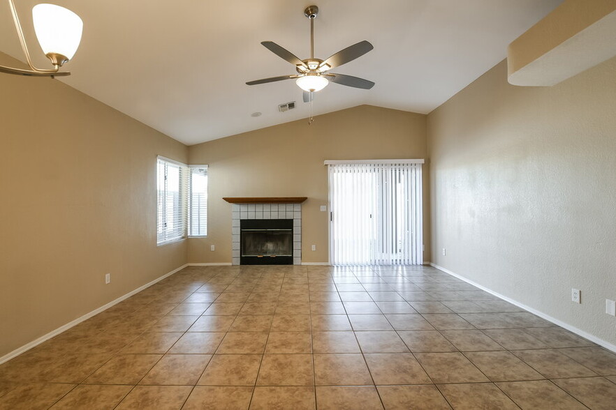 Building Photo - 1102 E Villa Theresa Dr