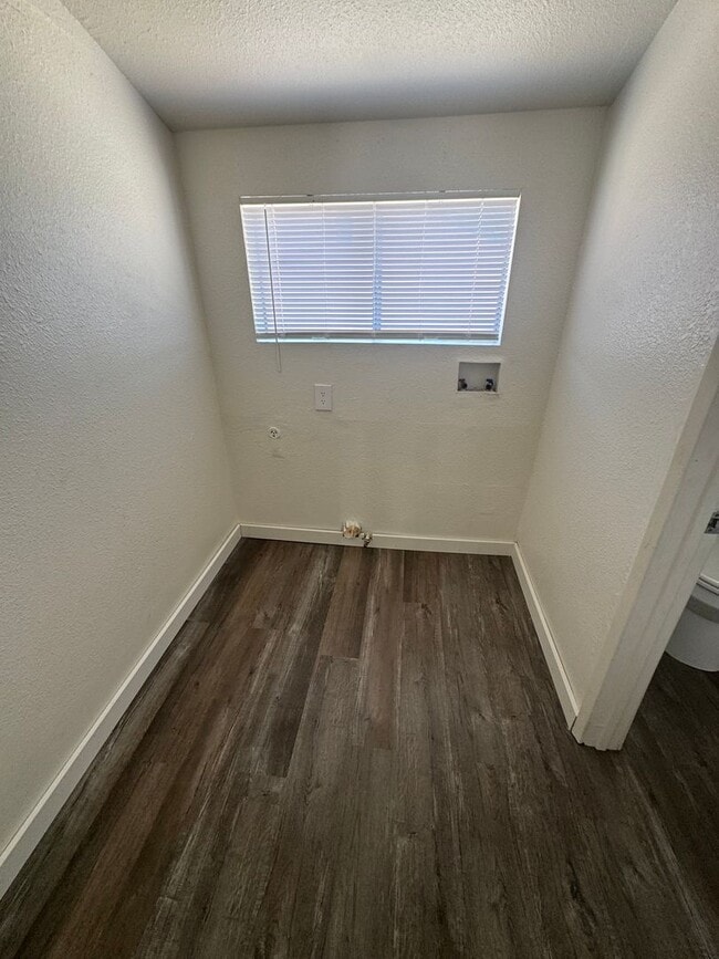 Building Photo - Cozy home in Wasco awaits your arrival! - ...