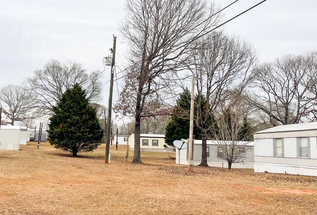 Building Photo - 1518 Lee County Rd 270