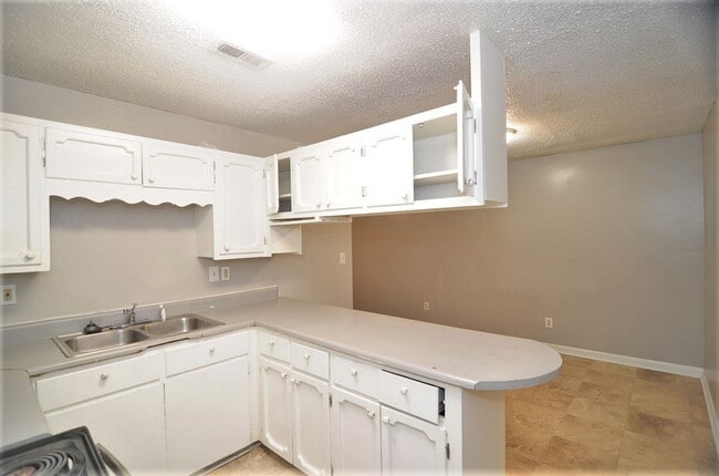 Building Photo - 2425 Tuxedo Dr NW