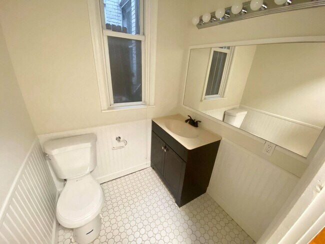Building Photo - Beautifully Maintained 2br Hampden Townhom...