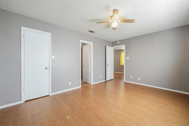 Building Photo - 5807 Spring Meadow Rd