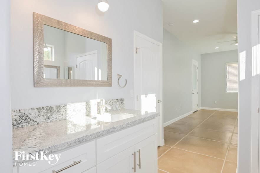 Building Photo - 4271 N Red Sun Pl