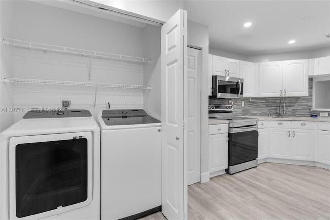 Building Photo - 10018 Hammocks Blvd