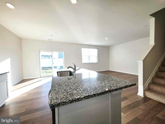 Building Photo - 374 Robbins Farm Rd