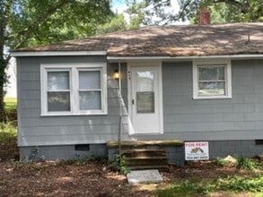 Building Photo - 417 N Pear St