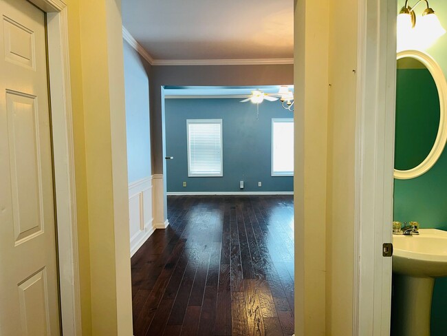 Building Photo - HOA community, swim/tennis, 2 bed, 2bath, ...