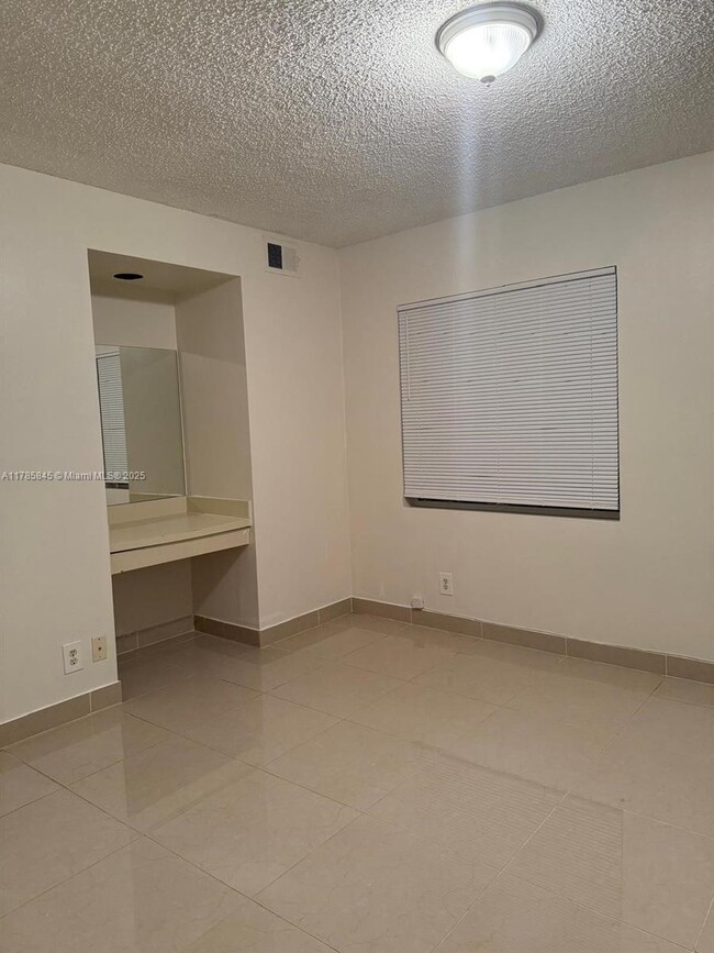 Building Photo - 9999 Summerbreeze Dr