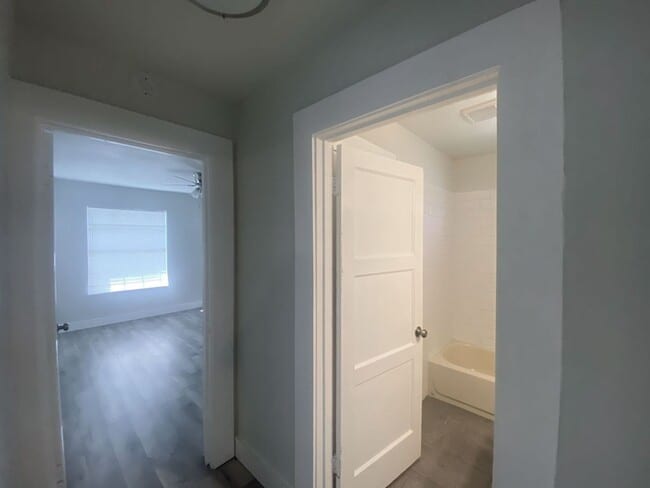 Building Photo - AVAILABLE NOW 2 BD/1 BA DUPLEX FOR RENT! U...