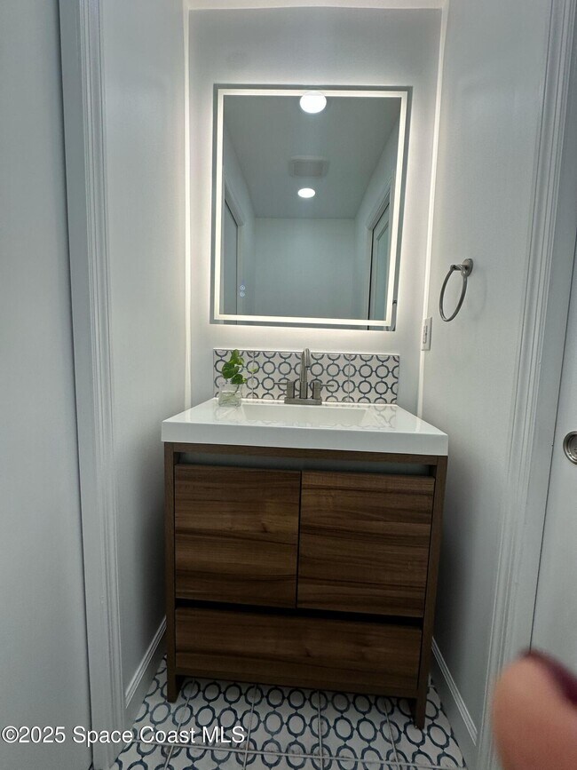 Building Photo - 302 W Osceola Ln