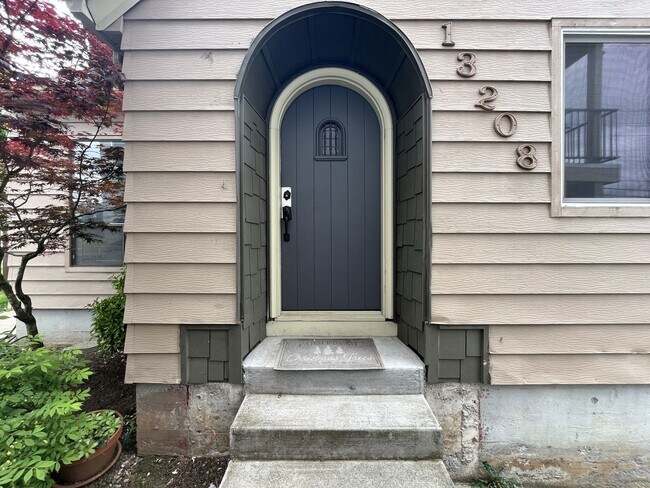 Building Photo - Three-Bedroom Home with Updated Kitchen & Vaulted Ceilings