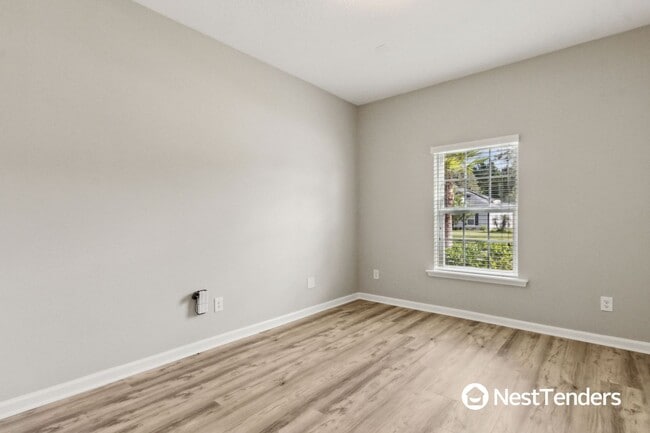 Building Photo - Five Bedroom Beauty in Plummer Creek!