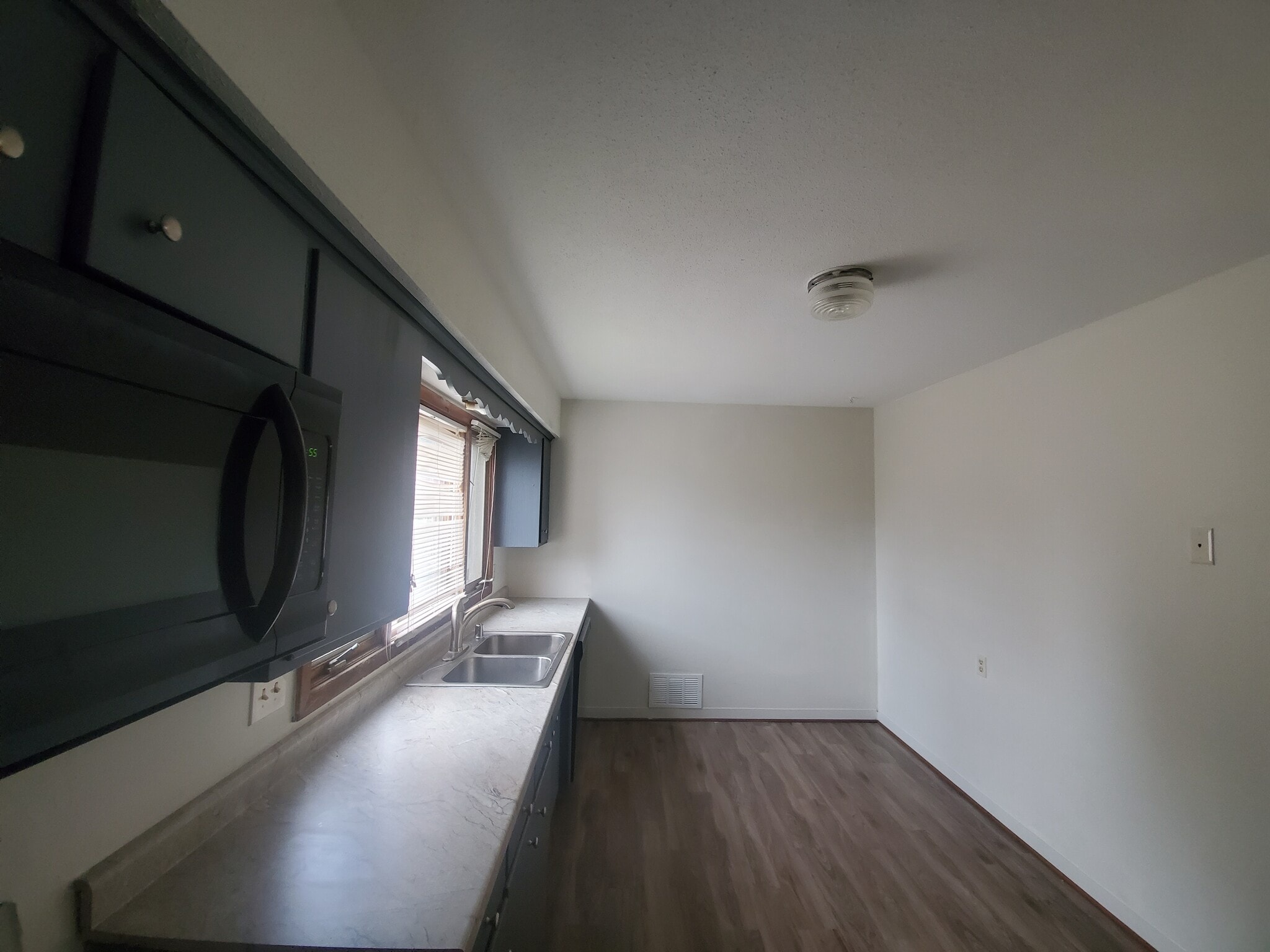 Kitchen **Newly renovated** Very spacious New Dishwasher &amp; Microwave Large window overlooking sink - 1182 Lane Pl