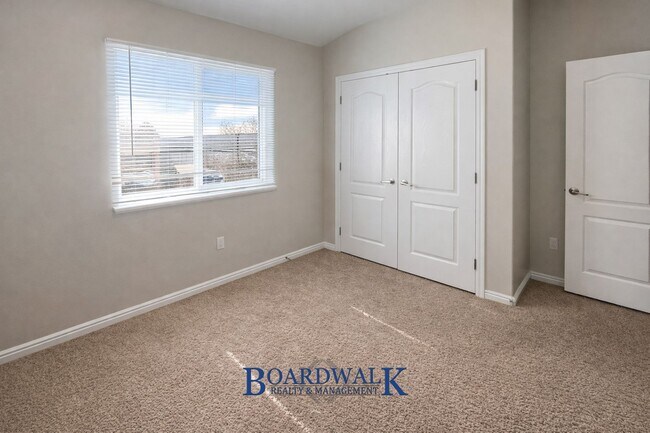 Building Photo - Beautiful 3 Bedroom Townhome End Unit in Draper!