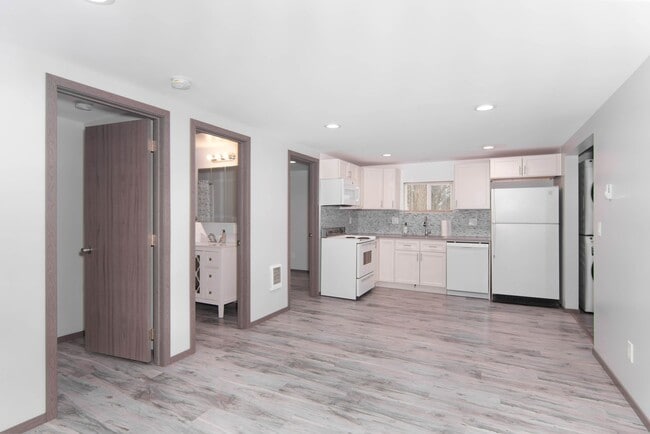 Building Photo - Fully Renovated small cozy 2 Bed 1 Bath Guest Cottage with complete updates