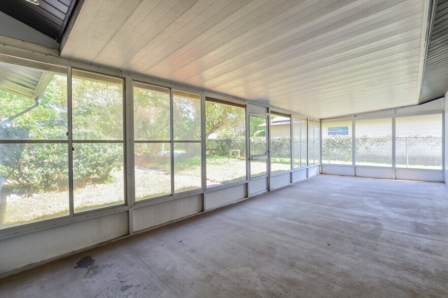 Building Photo - 10423 Cedarhurst Ave