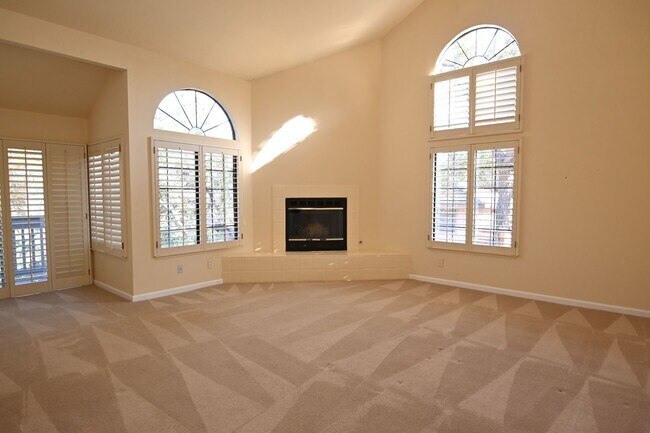 Building Photo - Tranquil / Updated Townhome in Gated in Vi...