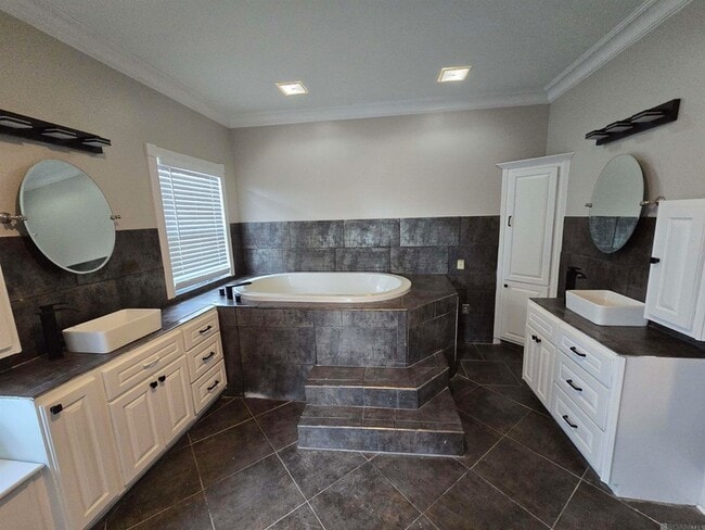 Building Photo - 9235 Worthington Lake Ave