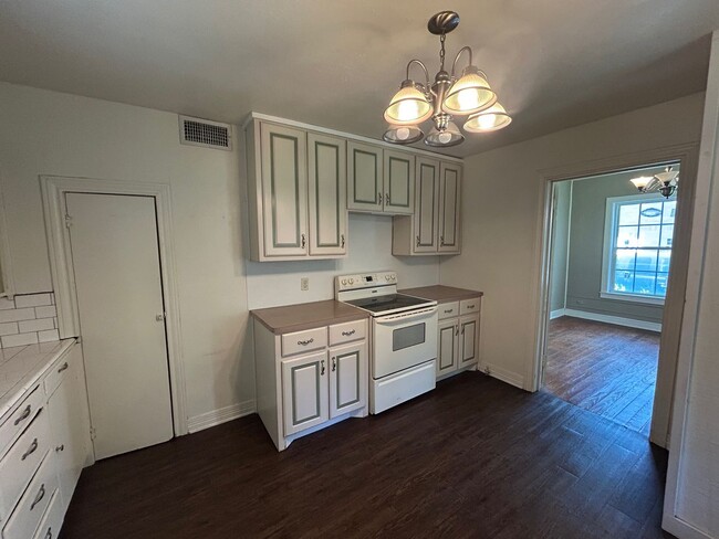 Building Photo - Updated 2 Story Home