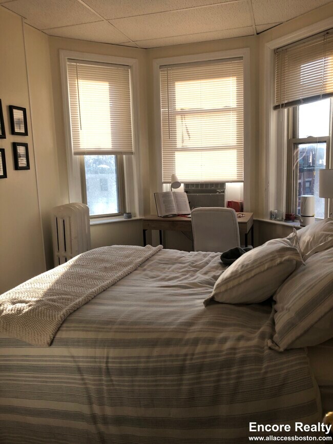 Building Photo - 879 Beacon St