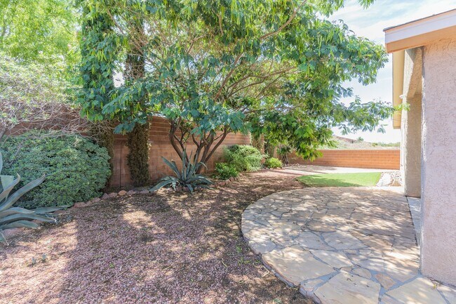 Building Photo - Spacious 4 Bedroom Home