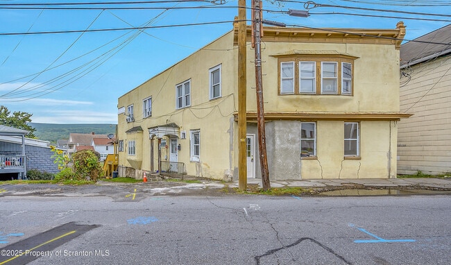 Building Photo - 627 Main St