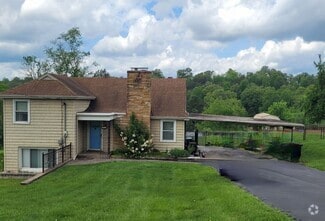 Building Photo - Tri level 3b2b home for rent with fenced i...