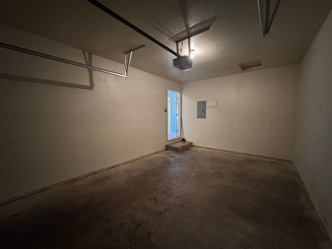 Building Photo - 3 Bed 2 Bath Duplex To Include Single Car ...