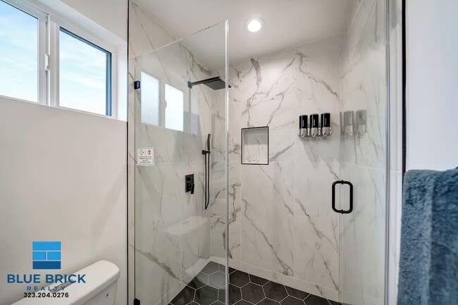 Building Photo - 5841 Vanalden Ave