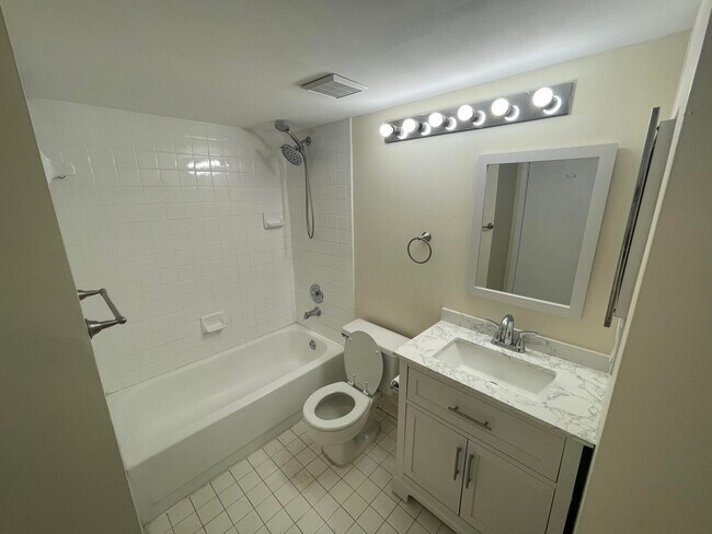 Building Photo - 3203 Glenmoor Dr