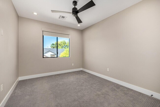 Building Photo - 3821 E Devonshire Ave