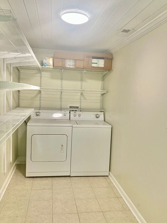 Building Photo - Cozy 2BR Cottage/No Carpet, large laundry ...
