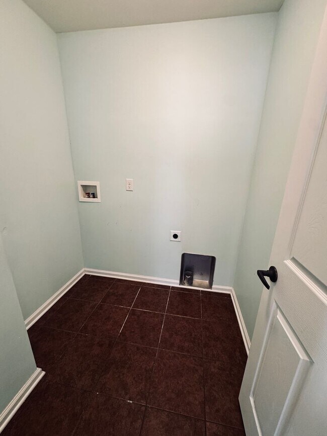 Building Photo - South AVL - Well Kept, Large Home with Garage