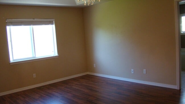 Building Photo - 1507 Anny Dr W