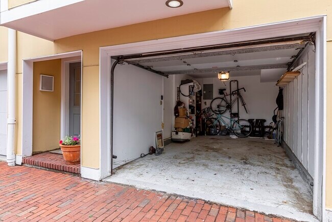 Building Photo - 54 Trowbridge St