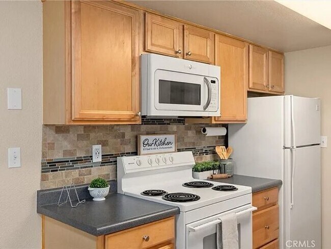 Building Photo - Freshly remodeled 1 bedroom apartment close to downtown