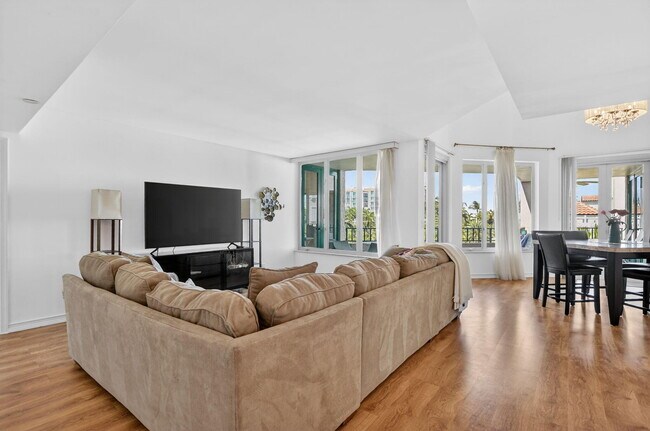 Building Photo - 120 SE 5th Ave