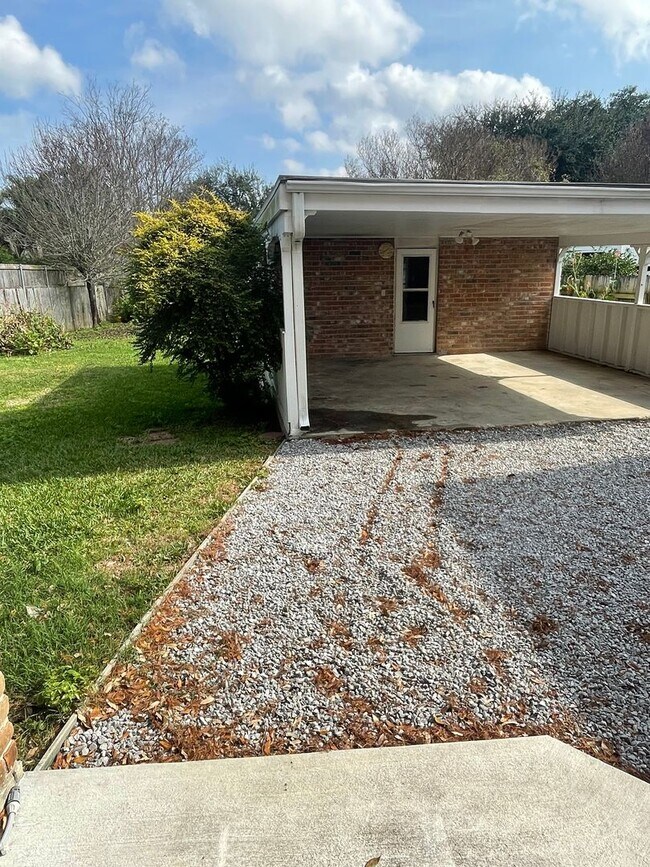 Building Photo - Spacious 4BD Home in Metairie, with Driveway and Fenced in Backyard