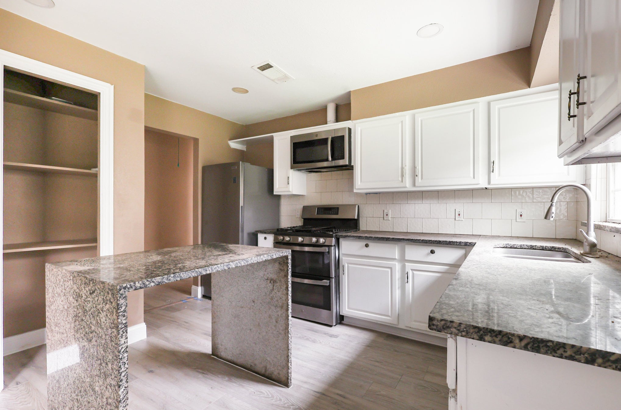 Building Photo - 517 Thompson St