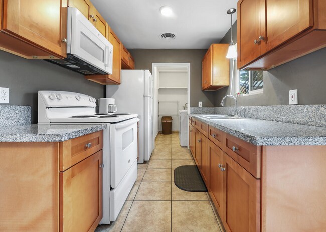 Building Photo - 718 N Floral St