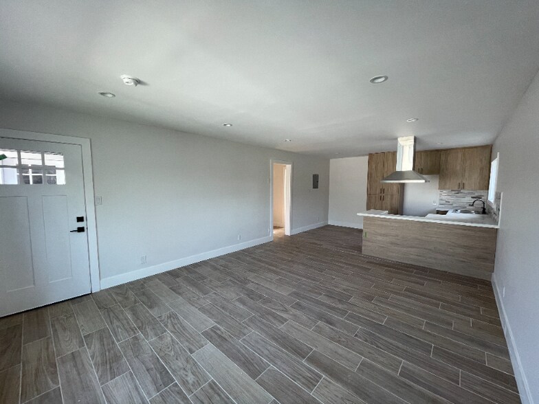 Primary Photo - 7337 Woodley Ave