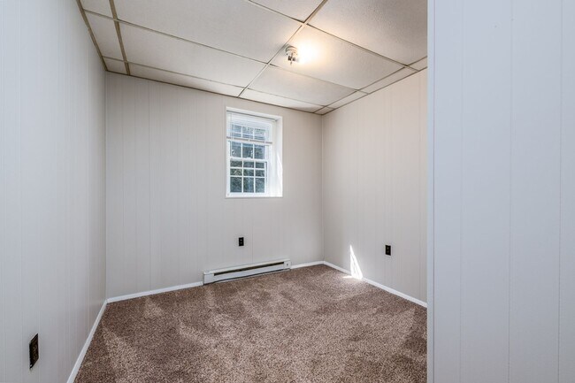 Building Photo - 480 Spruce Hollow Rd
