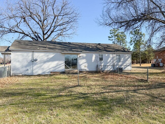 Building Photo - $500 OFF FIRST MONTHS RENT | 2.5 ACRE LOT! 4 Beds in Central Edmond!
