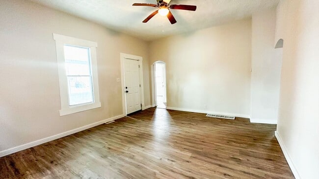 Building Photo - Beautifully Updated 2-Bedroom Ranch – Mode...