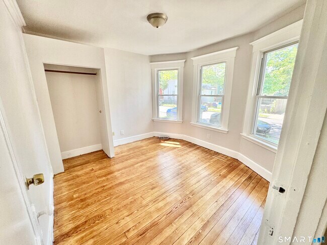Building Photo - 65 Lilac St