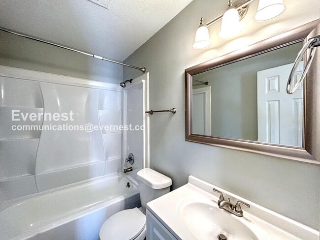 Building Photo - 3400 Laurelwood Dr