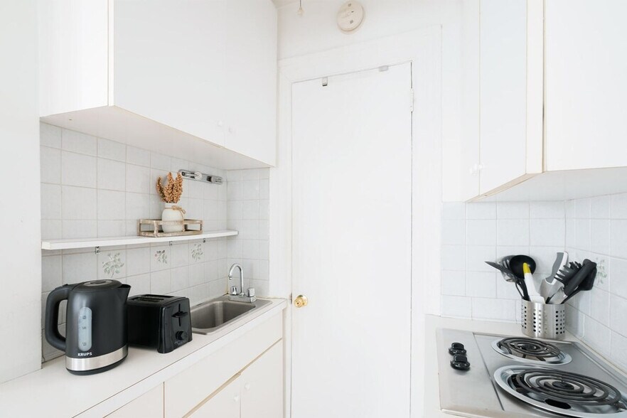 Building Photo - 465 6th Ave