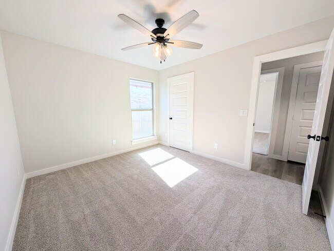 Building Photo - 3220 Cottonwood Ave