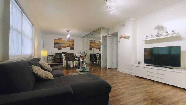 Building Photo - 1958 Monroe St