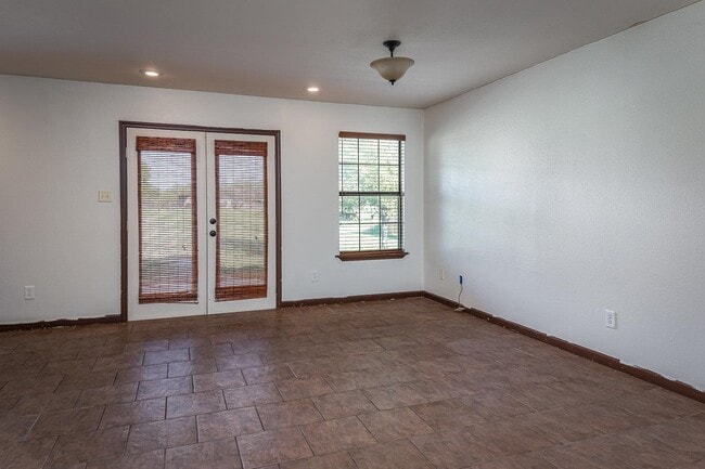 Building Photo - 808 E Gutierrez St